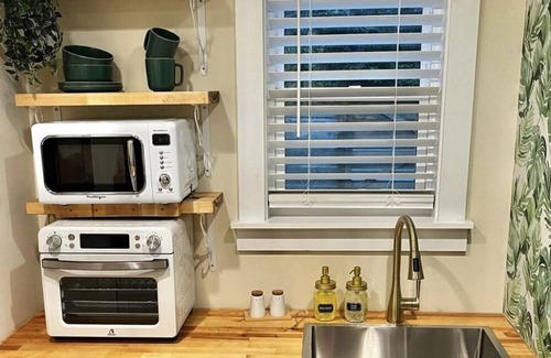Summerville Historic District Cabaña | Quaint cottage in the heart of Summerville.
