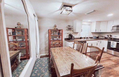 Gainesville Cabaña | Quaint Cottage-Pet Friendly-UF Shands-Monthly Stays!