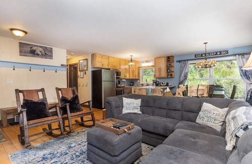 Blue River Casa | Quaint Dog Friendly Cabin with private sauna and hot tub 7 minutes from Breck