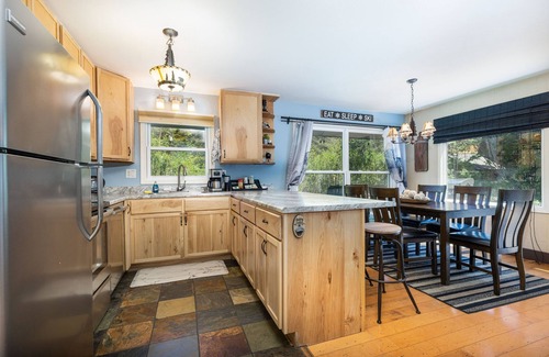 Blue River Casa | Quaint Dog Friendly Cabin with private sauna and hot tub 7 minutes from Breck