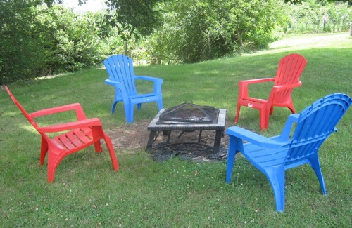 Buchanan Cabina | Pintoresco cabaña de madera histórico con vistas al río James.