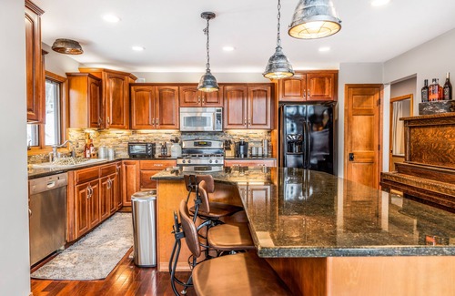 Hadley Casa | Quaint + Modern Lakeview Home on Sacandaga Lake