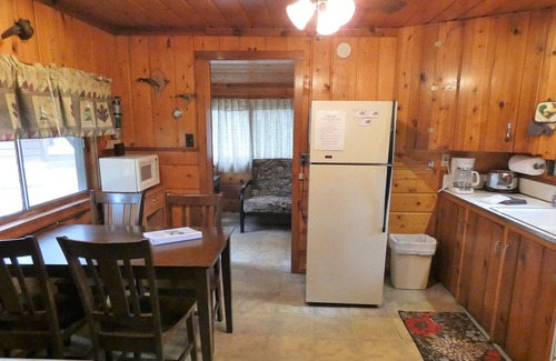 Arbor Vitae Cabina | Quaint Pet Friendly Cabin on Big Arbor Vitae Lake