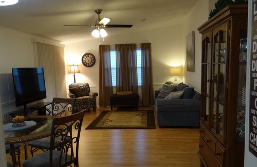 The Villages Casa | Retiro pintoresco en el pueblo de Silver Lake con carrito de golf de gas