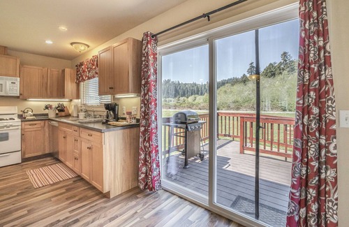 Orick Casa | Quaint Retreat Near Town w/ Gas Grill, Deck & Free WiFi - State Parks Nearby