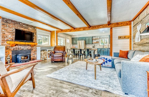 Three Rivers Casa | Quaint, riverfront home with woodstove, patio, deck, board games & washer/dryer