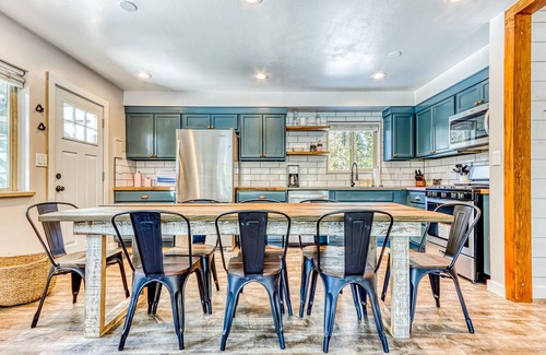 Three Rivers Casa | Quaint, riverfront home with woodstove, patio, deck, board games & washer/dryer
