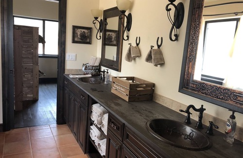 Penn Valley Casa | Pintoresco, barracón rústico en un rancho de caballos de 65 acres.