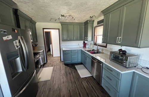 Cascade Casa | Quaint, Rustic Charm Lake house with WiFi in Cascade.