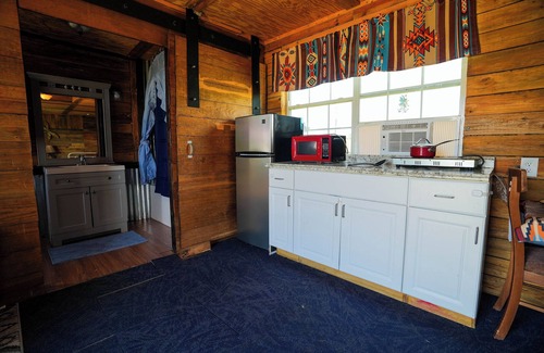 Plantersville Cabina | Quaint Rustic Comfort Cabin, Fire Pit, Lakeside & Country Views, Near Ren Fest