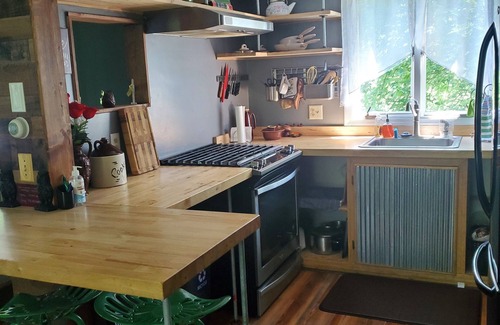 Bath Cabaña | Quaint Stream Side Cottage 15m from Oxford&Hamilton OH