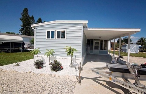 Flamingo Bay Casa | Quaint Waterfront Cottage Near Beaches and Fishing