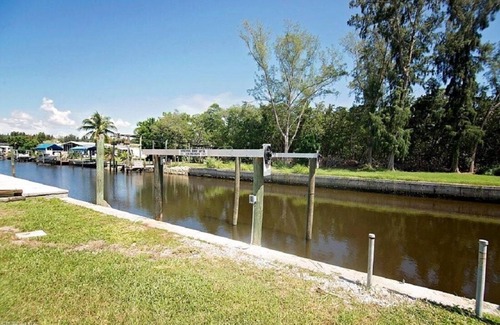 Flamingo Bay Casa | Quaint Waterfront Cottage Near Beaches and Fishing