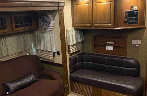 Chalk Casa | Quaint Woodlands 2 Bedroom Fifth Wheel Camper
