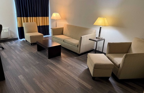 Livonia Hotel | Quality Inn and Suites Livonia