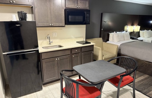 Livonia Hotel | Quality Inn and Suites Livonia