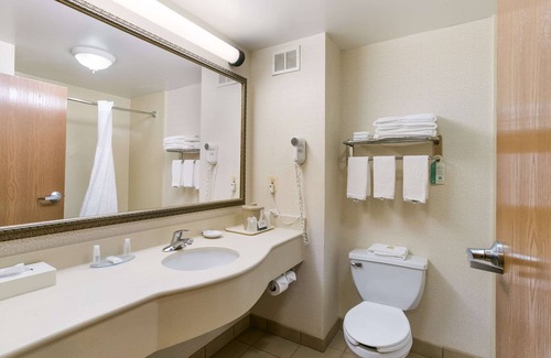 Edgewood Hotel | Quality Inn & Suites Bel Air I-95 Exit 77A