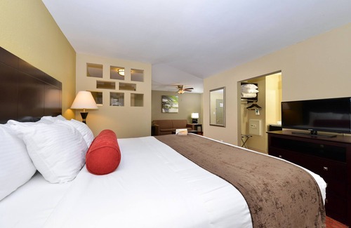 Donelson Hotel | Quality Suites Nashville Airport