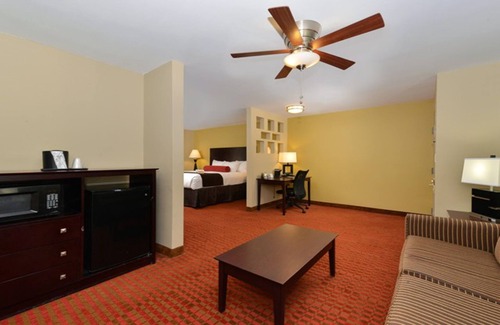 Donelson Hotel | Quality Suites Nashville Airport