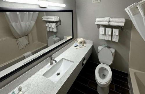 Fargo Hotel | Quality Suites Near West Acres