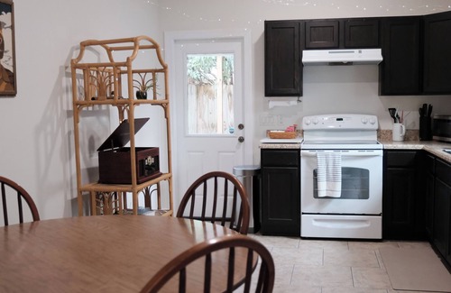 East Hill Cabaña | Qualls Cottage: Downton, Beach, NAS. EV Charger!