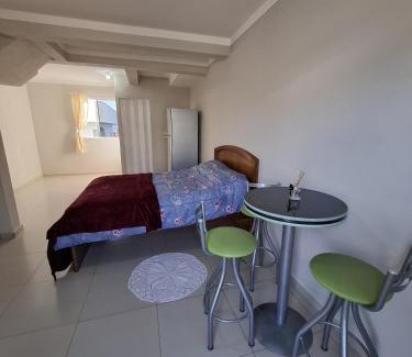 Encantado Apartamento | Quarto com banheiro na cidade do Cristo