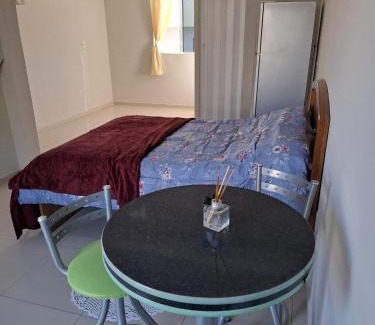 Encantado Apartamento | Quarto com banheiro na cidade do Cristo