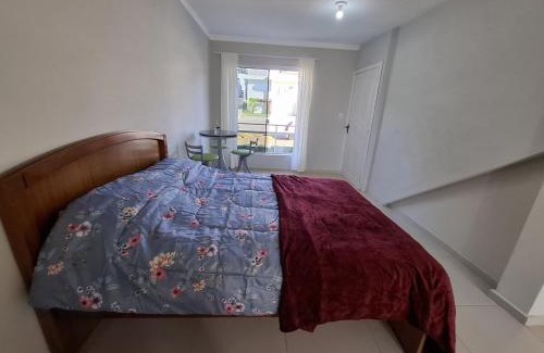 Encantado Apartamento | Quarto com banheiro na cidade do Cristo