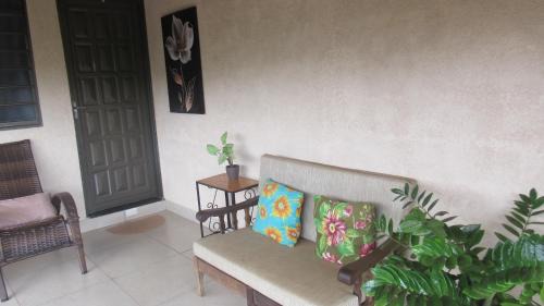 Uberaba Casa | Quarto com varanda e cozinha e entrada independente