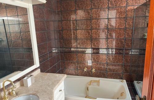 Sinop Casa | Quarto no centro com 2 camas e hidromassagem