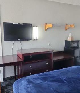 Amarillo Apartamento | Queen Bed Hotel Room 221