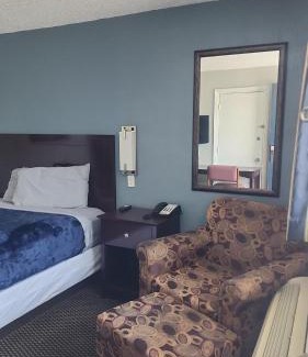 Amarillo Apartamento | Queen Bed Hotel Room 221