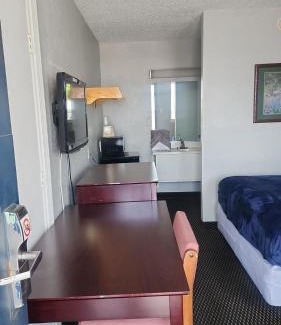 Amarillo Apartamento | Queen Bed Hotel Room 221
