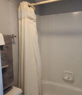 Amarillo Apartamento | Queen Bed Hotel Room 227