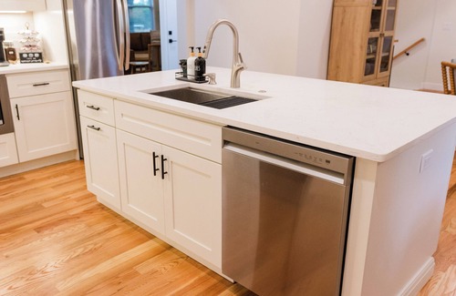 Roselawn Finance Casa | Queen City Family House - 5BR/Backyard/Home Theater/Kid Friendly