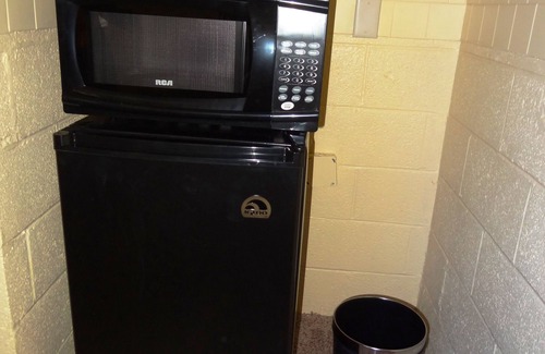 Mount Ida Apartamento | Queen Guest Room located at the Joplin Inn at the entrance to Mountain Harbor, just 2 1/2 miles from Lake Ouachita. by RedAwning