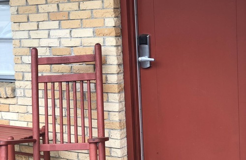 Mount Ida Apartamento | Queen Guest Room located at the Joplin Inn at the entrance to Mountain Harbor, just 2 1/2 miles from Lake Ouachita. by RedAwning