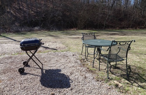 Mount Ida Apartamento | Queen Guest Room located at the Joplin Inn at the entrance to Mountain Harbor, just 2 1/2 miles from Lake Ouachita. by RedAwning