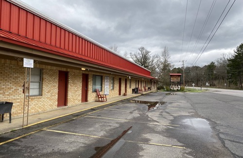 Mount Ida Apartamento | Queen Guest Room located at the Joplin Inn at the entrance to Mountain Harbor, just 2 1/2 miles from Lake Ouachita. by RedAwning