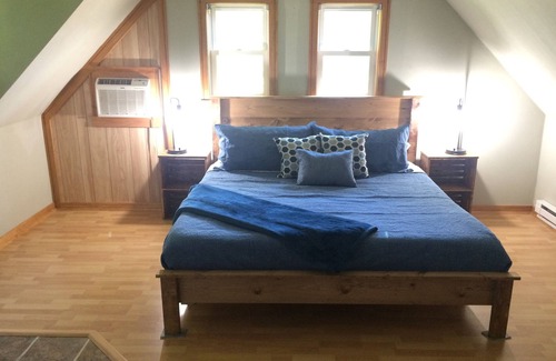 Emmetsburg Casa | Queen Marie Suite