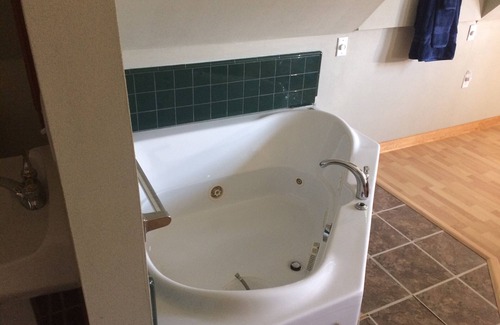 Emmetsburg Casa | Queen Marie Suite