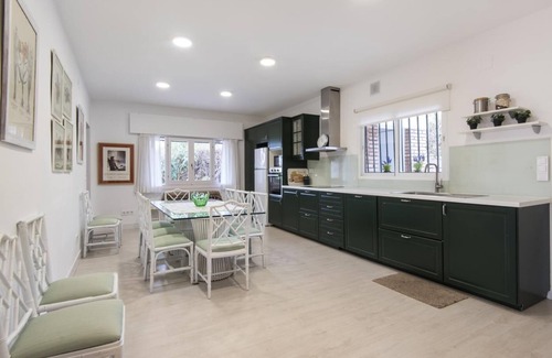 Miraflores del Palo Villa | Queen of the ocean Villa: stately style house with pool