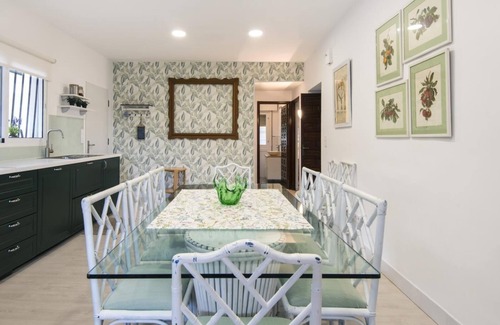 Miraflores del Palo Villa | Queen of the ocean Villa: stately style house with pool