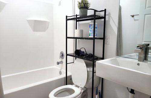 Tallahassee Casa | Queen room: in a duplex near FSU, shared bath-3
