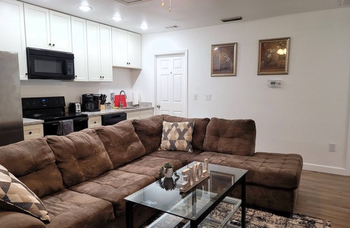 Tallahassee Casa | Queen room: in a duplex near FSU, shared bath-5
