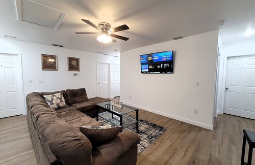 Tallahassee Casa | Queen room: in a duplex near FSU, shared bath-5
