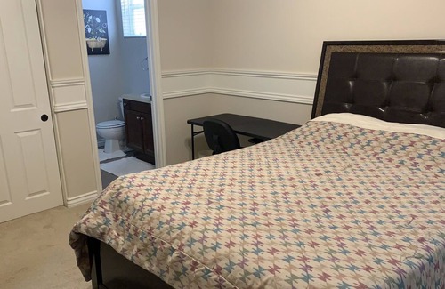 Alessandro Heights Apartamento | Queen room with private bathroom