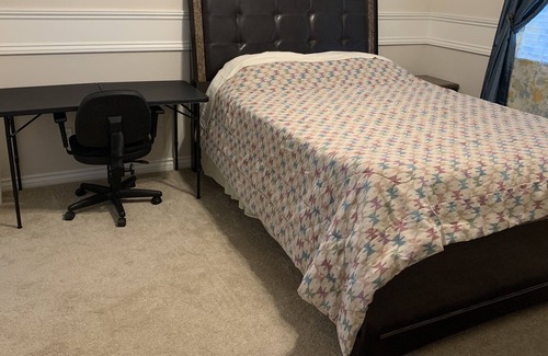 Alessandro Heights Apartamento | Queen room with private bathroom