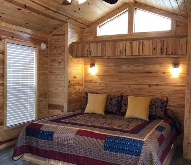 Oakhurst Hotel | Queen's Inn By The River