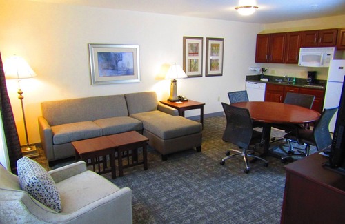 Rochester Condominio | Queen Suite with In-Suite Conference Space Near the University of Rochester